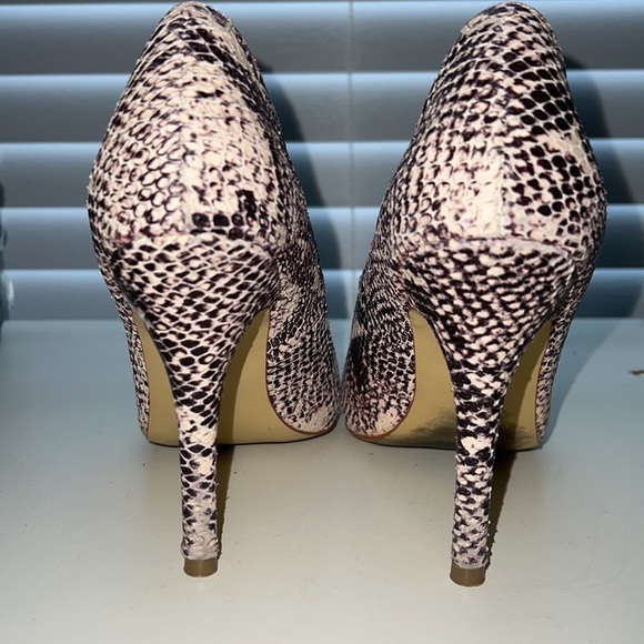 ๐ 3/$20 Heels - Picture 2 of 5